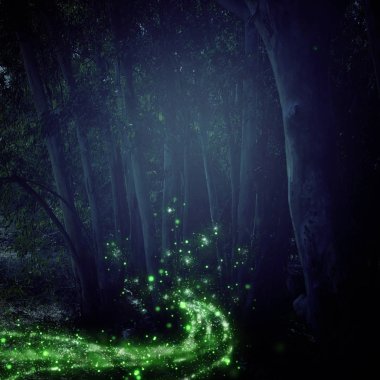 Firefly 'ın gece ormanında uçuşunun soyut ve büyülü görüntüsü. Peri masalı kavramı