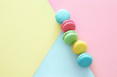 Pastel geometrik arka plan üzerinde renkli macaroons