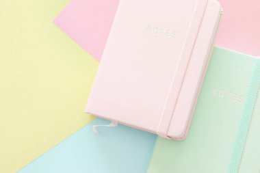 Pastel renkli kağıt doku soyut. En az geometrik şekiller ve çizgiler. modaya uygun bir tasarım kavramı ve vintage defter