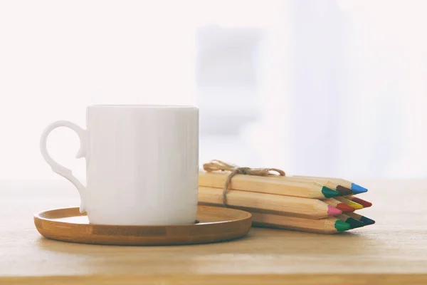 Imagen Taza Café Junto Los Lápices Colores Sobre Mesa Madera — Foto de Stock