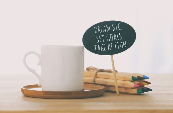 Bord Met Tekst Dream Big Stel Doelen Nemen Actie Naast — Stockfoto