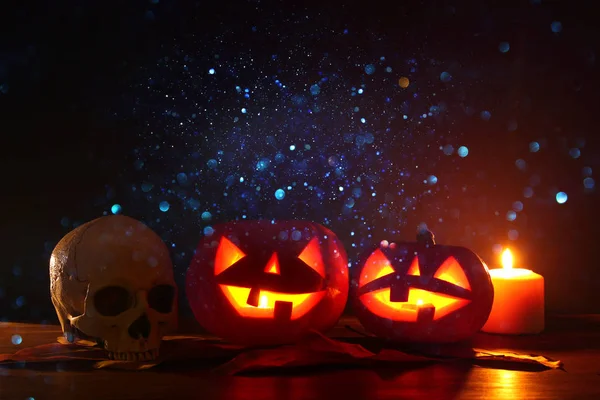Halloween Urlaubskonzept Kürbisse Über Holztisch Nachts Gruselig Gespenstisch Und Neblig — Stockfoto
