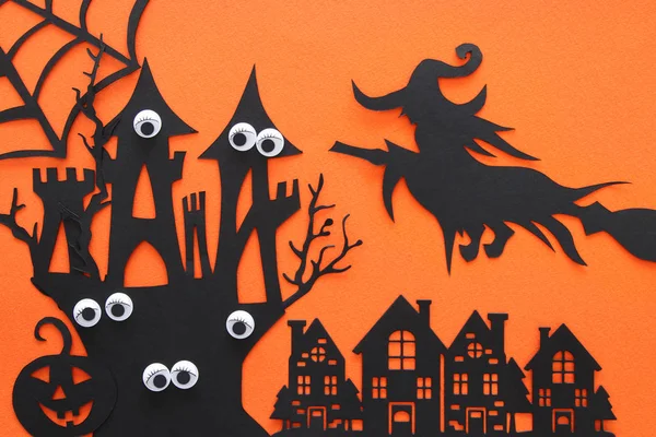 Concepto Halloween Casa Embrujada Brujas Sobre Fondo Naranja Vista Superior — Foto de Stock