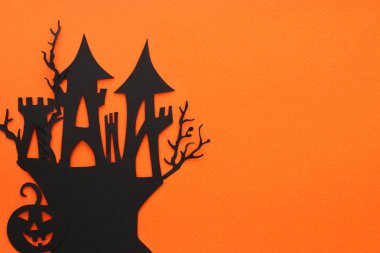 Cadılar Bayramı tatil kavramı. turuncu arka plana perili cadı evi. Üstten görünüm, düz yatıyordu