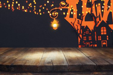 Cadılar Bayramı tatil kavramı. Siyah arka plan üzerinde perili cadı evin önünde boş rustik tablo. Ürün görüntü montaj için hazır