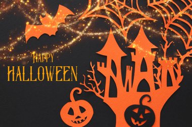 Cadılar Bayramı tatil kavramı. siyah arka plan üzerinde cadı ev perili. Üstten görünüm, düz yatıyordu