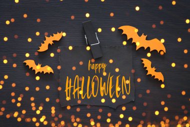 Cadılar Bayramı tatil harfle metin mutlu Halloween ahşap siyah arka plan üzerinde en az üstten görünüm görüntüsü. Kartı ve davetiye kavramı