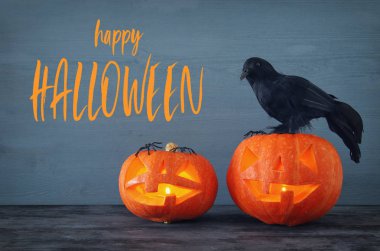 Cadılar Bayramı tatil kavramı. Ahşap masa üzerinde kabaklar