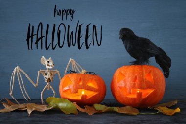 Cadılar Bayramı tatil kavramı. Ahşap masa üzerinde kabaklar