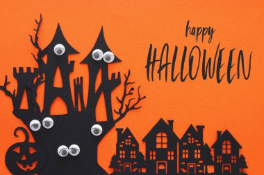 Cadılar Bayramı tatil kavramı. turuncu arka plana perili cadı evi. Üstten görünüm, düz yatıyordu