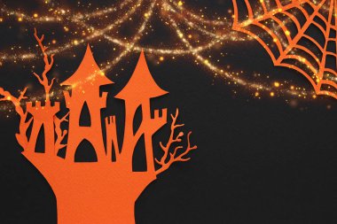 Cadılar Bayramı tatil kavramı. siyah arka plan üzerinde cadı ev perili. Üstten görünüm, düz yatıyordu