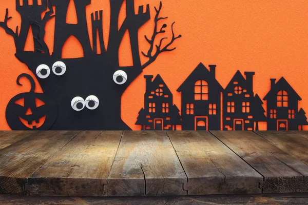 Halloween Urlaubskonzept Leerer Rustikaler Tisch Vor Verwunschenem Dorf Vor Orangefarbenem — Stockfoto