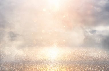 Pırıl pırıl ışıklar arka plan. Gümüş, altın ve beyaz. Odaklanmamış