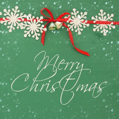 Kırmızı ipek geleneksel şerit ve beyaz kar taneleri ile Noel arka plan