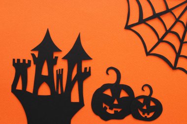 Cadılar Bayramı tatil kavramı. turuncu arka plana perili cadı evi. Üstten görünüm, düz yatıyordu