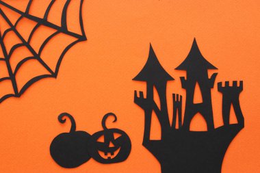 Cadılar Bayramı tatil kavramı. turuncu arka plana perili cadı evi. Üstten görünüm, düz yatıyordu