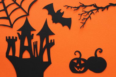 Cadılar Bayramı tatil kavramı. turuncu arka plana perili cadı evi. Üstten görünüm, düz yatıyordu