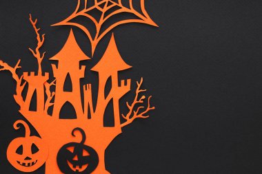 Cadılar Bayramı tatil kavramı. siyah arka plan üzerinde cadı ev perili. Üstten görünüm, düz yatıyordu