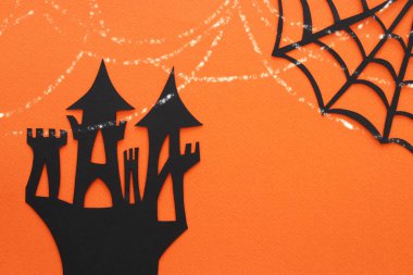 Cadılar Bayramı tatil kavramı. turuncu arka plana perili cadı evi. Üstten görünüm, düz yatıyordu