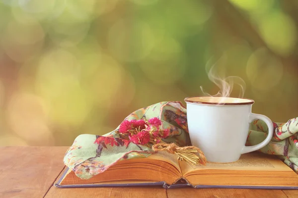 Escena Romántica Taza Café Lado Del Viejo Libro Frente Fondo —  Fotos de Stock