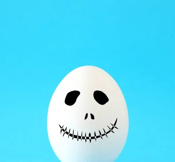 Минимальный Смешной Хэллоуин Праздник Концепции Белое Яйцо Страшным Симпатичным Лицом — стоковое фото