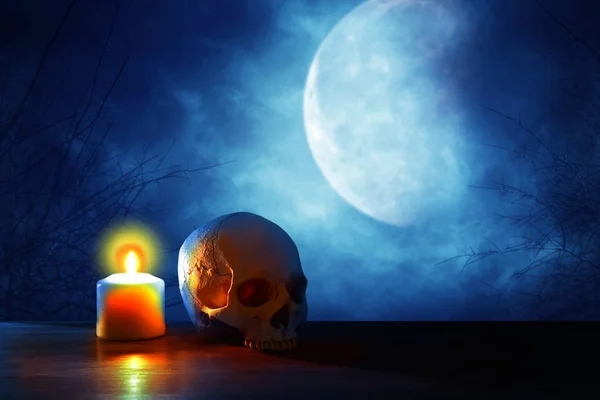 Concept Médiéval Fantaisiste Halloween Crâne Humain Pleine Lune Bougie Allumée — Photo