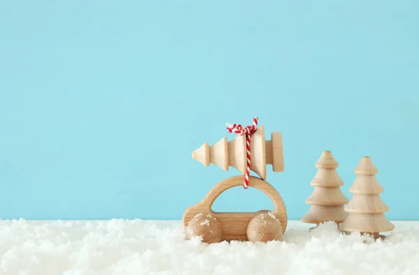 Coche Madera Que Lleva Árbol Navidad Frente Fondo Azul —  Fotos de Stock