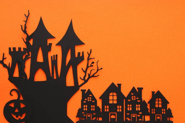 万圣节假期的概念 在橙色背景下闹鬼的女巫屋 顶部视图 — 图库照片