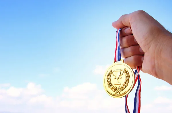 Man Hand Opgeheven Met Gouden Medaille Tegen Lucht Award Overwinningsconcept — Stockfoto