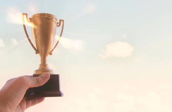 Mano Hombre Levantada Sosteniendo Medalla Oro Contra Cielo Premio Concepto — Foto de Stock