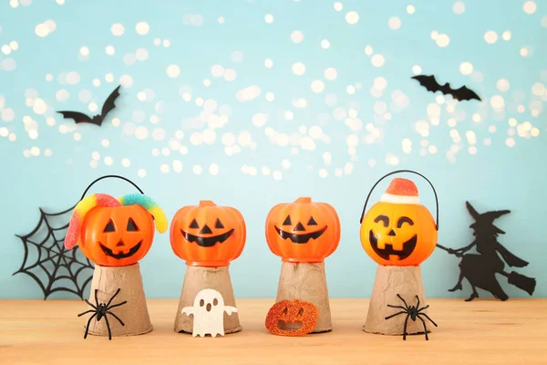 Halloween Urlaubskonzept Mit Lustigen Kürbissen Spinnen Und Fledermäusen Über Holztisch — Stockfoto