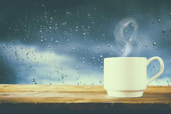 Кофейная Чашка Дождливый День Над Деревянным Столом Окном Фоне Дождевых — стоковое фото