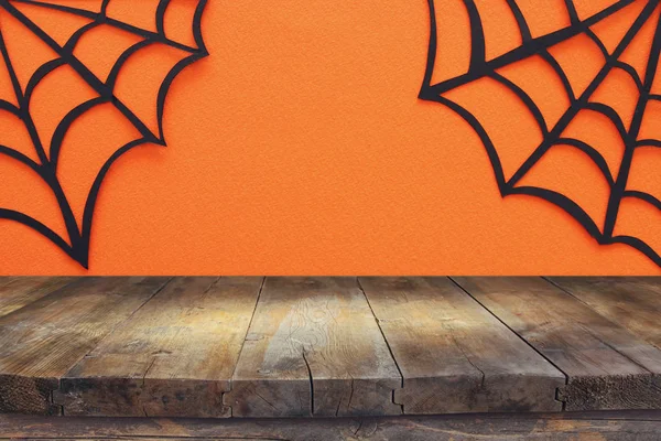 Concept Van Halloween Vakantie Lege Rustieke Tafel Spinnenwebben Oranje Achtergrond — Stockfoto