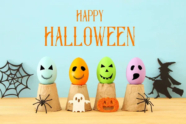 Concepto Halloween Huevos Coloridos Con Caras Divertidas Aterradoras Lindas Arañas — Foto de Stock