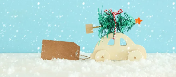 Macchina Legno Che Trasporta Albero Natale Davanti Allo Sfondo Blu — Foto Stock