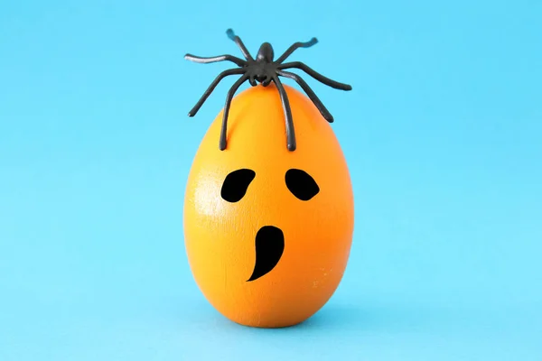 Минимальный Смешной Хэллоуин Праздник Концепции Оранжевое Яйцо Страшным Симпатичным Лицом — стоковое фото