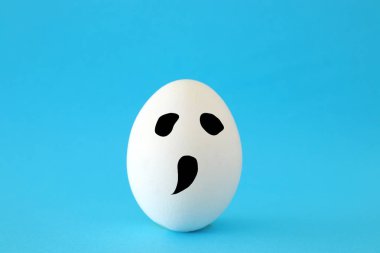 Cadılar Bayramı tatil kavramı minimal ve komik. korkunç sevimli yüzü ile beyaz yumurta