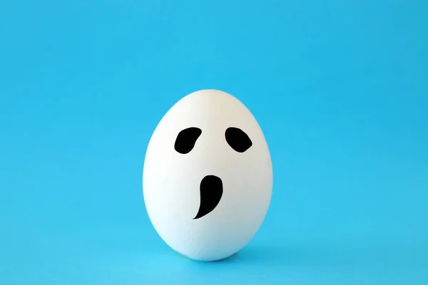 Minimální Legrační Halloween Svátek Koncept Bílek Strašidelné Roztomilý Obličej — Stock fotografie