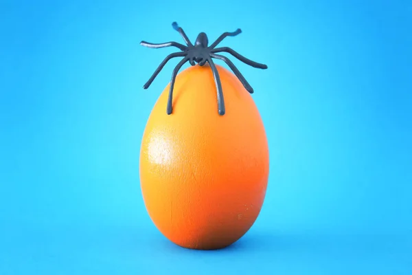 Минимальный Смешной Хэллоуин Праздник Концепции Оранжевое Яйцо Пауком Сверху — стоковое фото