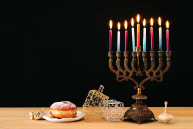 Yahudi tatil Hanukkah menorah (geleneksel Mumluk) ve yanan mumlar arka plan görüntü