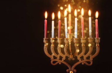 Anahtar Yahudi tatil Hanukkah menorah (geleneksel Mumluk) ile arka plan görüntüsünü düşük ve mumlar yanan