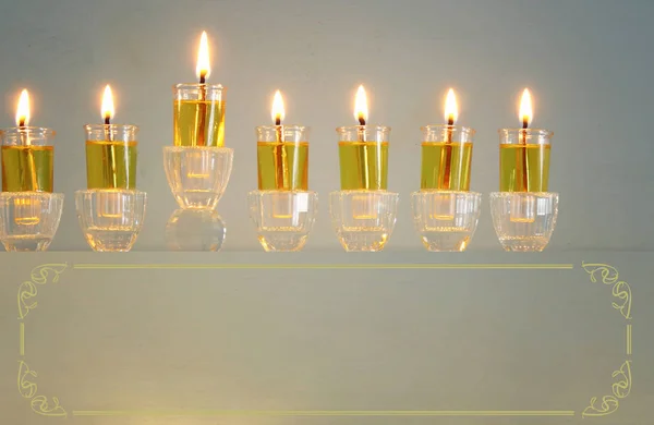 Obraz Żydowskiego Święta Hanukkah Tle Kryształową Menorą Tradycyjny Świecznik Świecami — Zdjęcie stockowe