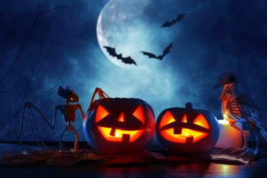 Cadılar Bayramı tatil kavramı. Gece korkunç, perili ve sisli orman, ahşap masa üzerinde kabaklar