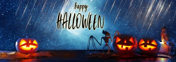 Halloween Vakantie Concept Banner Pompoenen Houten Tafel Bij Nacht Eng — Stockfoto