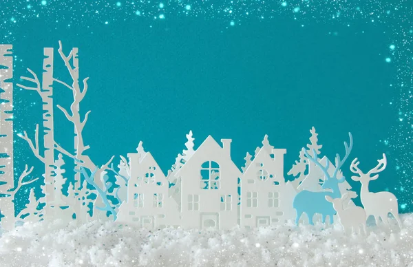 魔法のクリスマス ペーパー カット冬背景風景に 鹿と青緑色の背景の前に雪 — ストック写真