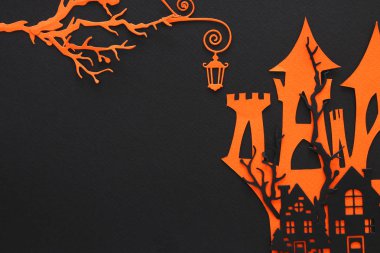 Cadılar Bayramı tatil kavramı. siyah arka plan üzerinde cadı ev perili. Üstten görünüm, düz yatıyordu