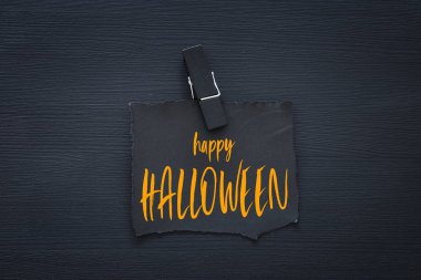 Cadılar Bayramı tatil harfle metin mutlu Halloween ahşap arka plan üzerinde en az üstten görünüm görüntüsü. Kartı ve davetiye kavramı