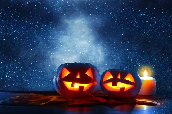 Concept Van Halloween Vakantie Pompoenen Houten Tafel Bij Nacht Eng — Stockfoto
