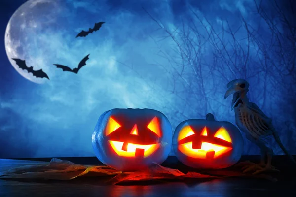 Concetto Festa Halloween Zucche Sul Tavolo Legno Notte Foresta Spaventosa — Foto Stock