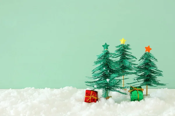 Imagen Árboles Navidad Papel Sobre Nieve Blanca —  Fotos de Stock